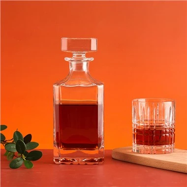 750 ml krištolinio stiklo alkoholiniai buteliai