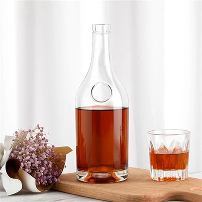 Išgalvoti stikliniai buteliai alkoholiui skirtos degtinės