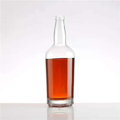 Stikliniai alkoholio buteliai degtinei