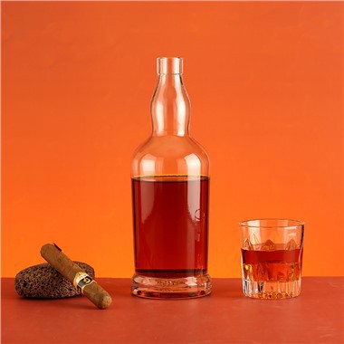 Stikliniai buteliai alkoholiniams gėrimams laikyti